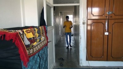 universite sinavi -  Öğrencilerin kitaplığında davetsiz misafir  Videosu