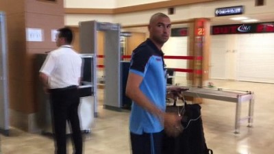 pasaport kontrolu - Trabzonspor 1-24 Temmuz tarihleri arasında yapacağı kamp için Slovenya'ya gitti Videosu