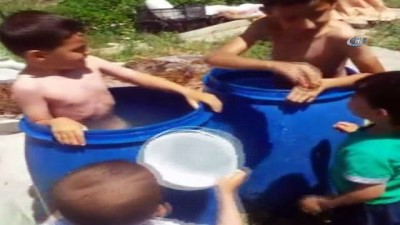 hava sicakliklari -  Ağrı’da sıcaktan bunalan çocuklar su dolu varillerde serinliyor  Videosu