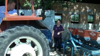 hayat hikayesi -  Ayakları tutmuyor ama traktör kullanıp çift sürüyor, hayvanlara bakıyor  Videosu