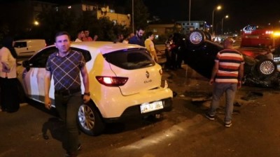 hatali sollama -  Çekmeköy’de zincirleme trafik kazası... Olay yerini film izler gibi izlediler  Videosu