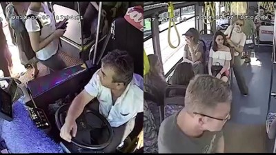 halk otobusu - Hareket halindeki otobüste yolcu şoför kavgası kamerada - ANTALYA Videosu