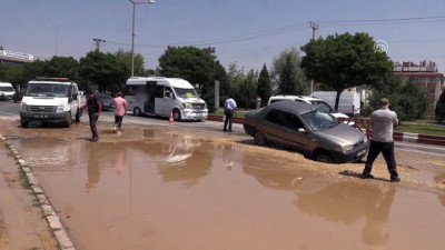 bild - Afyonkarahisar'da çöken yola otomobil saplandı  Videosu
