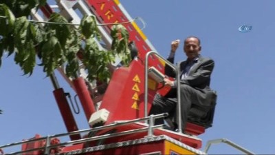 barla -  Çatıda mahsur kalan serçe kurtarıldı  Videosu