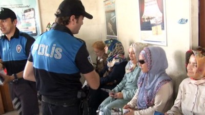  Polisten vatandaşlara broşürlü bilgilendirme 