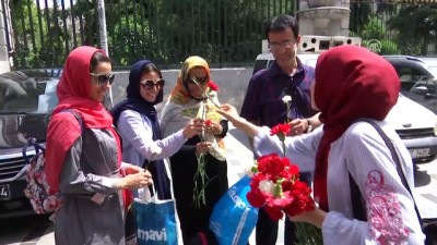 kirim - Srebrenitsa için karanfil dağıttılar - İSTANBUL Videosu