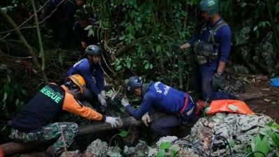 sel baskinlari - Tayland'da mağarada kaybolan futbolcu çocukları arama-kurtarma çalışmaları sürüyor  Videosu