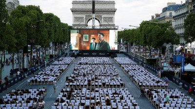 film gosterimi - Champs Elysees açık hava sinemasına dönüştü  Videosu