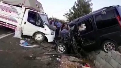 İki kamyonet çarpıştı: 1 ölü, 10 yaralı - GAZİANTEP