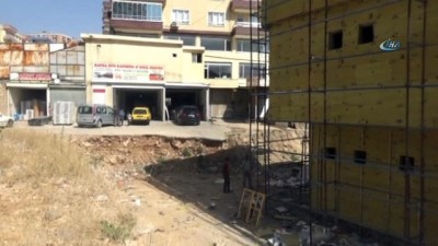 insaat alani -  İnşaat boşluğuna kayan araç dakikalarca asılı kaldı  Videosu