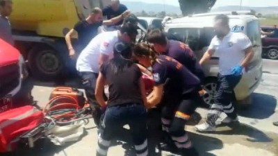 agir yarali -  İzmir'de feci kaza: 1 kişi öldü, hamile bir kadın ağır yaralı  Videosu