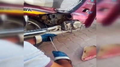20 dakika -  Motosiklete giren yılan itfaiye ekiplerini uğraştırdı  Videosu
