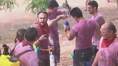 ispanya - Üzüm bağlarında şarap banyosu  Videosu