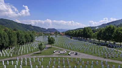 kirim - : Srebrenitsa soykırımının yıl dönümünde kimlikleri tespit edilenler için cenaze töreni Videosu