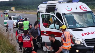 trafik polisi - Anadolu Otoyolu'nda iki otomobil çarpıştı: 5 yaralı - BOLU Videosu