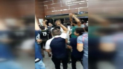 sokaga cikma yasagi -  - Iraklı Protestocular Necef Havalimanı'nı Bastı
- İstifa Çağrısı Yapıldı  Videosu