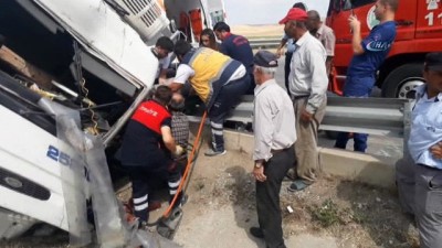 direksiyon -  Kamyon orta refüje devrildi: 1 yaralı  Videosu