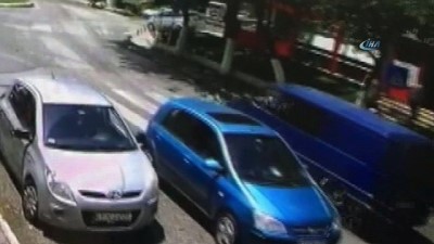 kucuk kiz -  Sürücünün manevrası küçük kızın araç altında kalmasını önledi Videosu