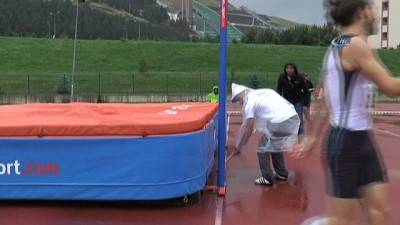 yaris - Atletizm 4. Uluslararası Sprint ve Bayrak Yarışmaları Kupası yoğun yağmur altında devam ediyor Videosu