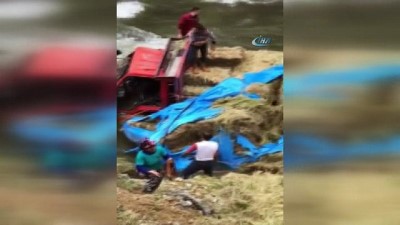 direksiyon -  Ot yüklü kamyon dereye uçtu Videosu