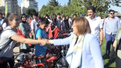 bisiklet yolu -  Büyükşehir, öğrencilere 300 adet bisiklet dağıttı Videosu