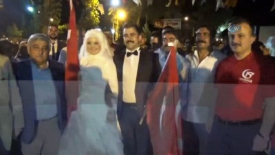surpriz isim -  Nikah masasından demokrasi nöbetine... Gelin ve damat nikahtan çıkıp alana geldi  Videosu