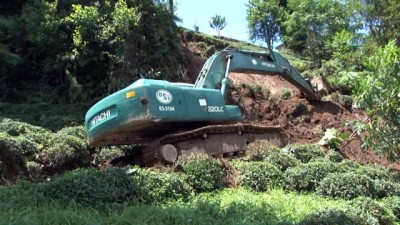  Rize’de sel köy yolunu ulaşıma kapattı 