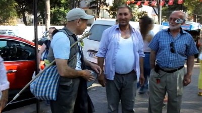korfez -  Görme engelli vatandaş darbuka çalıp türkü söyleyerek hayatını kazanıyor  Videosu