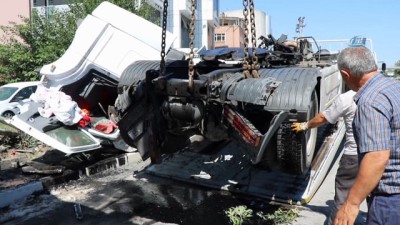 tir soforu -  Kontrolden çıkan Tır araçların üzerine devrildi: 2 yaralı  Videosu