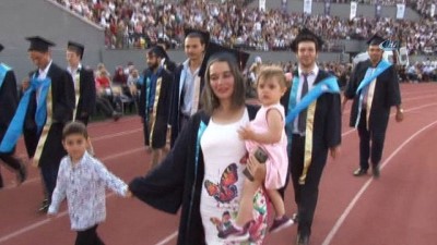 mezuniyet toreni -  İki çocuğuyla mezuniyet coşkusu  Videosu