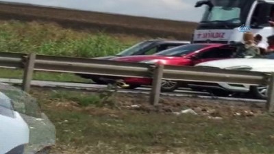 yol verme kavgasi -  Trafikte kadın sürücülerin saç saça baş başa kavgası kamerada  Videosu