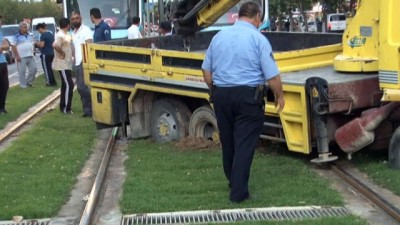 trafik polisi -   'U' dönüşü yapmak isteyen kurtarıcı tramvay seferlerini 1 saat aksattı Videosu