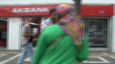 supheli canta -  Banka önüne bırakılan çanta polisi harekete geçirdi  Videosu