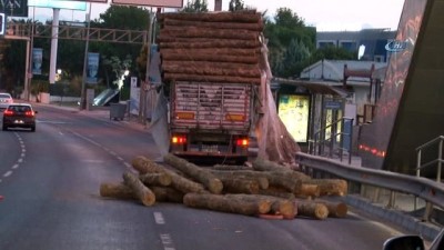tir dorsesi - İzmir'de tır dorsesinde bulunan tomruklar üst geçide çarptı, yola savruldu  Videosu