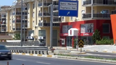 amator kamera -  Yürekleri ağızlara getiren görüntü...Kasksız sürücü, bir eliyle motosikleti kullandı, diğer eliyle bebeği taşıdı  Videosu