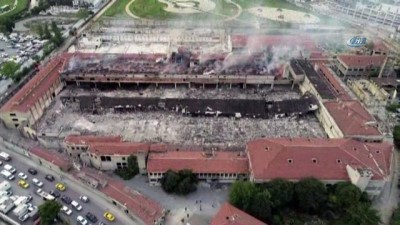  Zeytinburnu'ndaki yangını söndürme çalışmaları havadan görüntülendi
