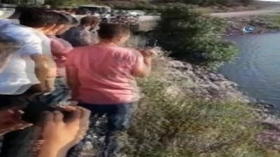 kadin surucu -  Balıkesir'de araç gölete uçtu Videosu