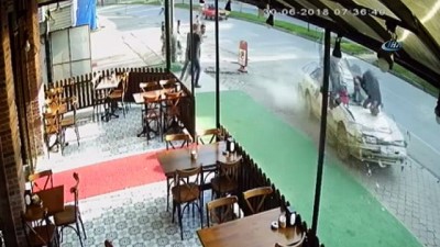 kamera kaydi -  Kontrolden çıkan otomobilin iki kadına çarptığı feci kaza kamerada  Videosu