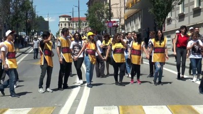 tertip komitesi - Sivas olaylarının 25. yılı - Bilim ve Kültür Merkezi'nin önüne karanfil bırakıldı - SİVAS  Videosu