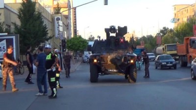bomba imha uzmani -  Valilik Konutuna yakınındaki akaryakıt istasyonu önündeki durakta şüpheli paket paniği Videosu