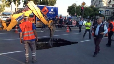 Dolmabahçe'de yol çöktü