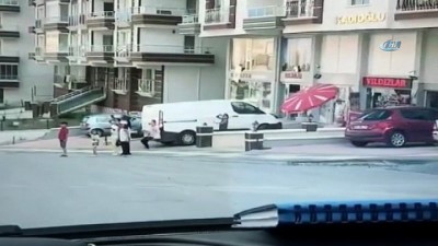 polis araci -  Yoldan geçen polis aracını görünce esas duruşta selam verdiler  Videosu