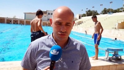 bogulma vakasi -  Bin 200 çocuk ve genç serinlemek için olimpik havuza gidiyor  Videosu
