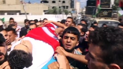 cenaze namazi - Filistinli şehidin naaşının üzerine Türk bayrağı örtüldü - GAZZE Videosu