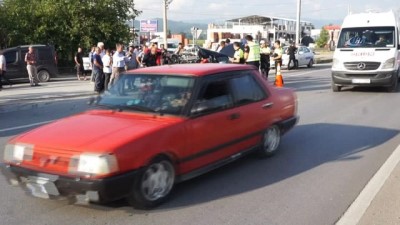 saglik ekibi -  Kamyon, ışıklarda duran otomobile çarptı: 3 yaralı  Videosu