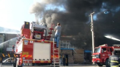 mobilya -  Mobilya atölyesinde çıkan yangın söndürülmeye çalışıyor Videosu