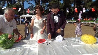 karpuz festivali -  Öğretmen gelin damat pasta yerine karpuz kesti Videosu