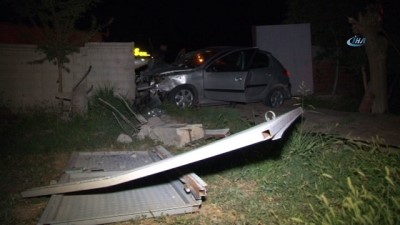 direksiyon -  Otomobil kapıya çarptı: 4 yaralı  Videosu