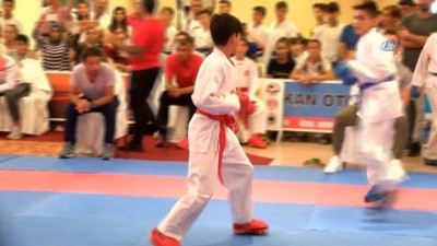 sarilar - Uluslararası Dekai-do Karate Turnuvası Denizli’de başladı
- Turnuvaya 9 ülke ve 20 kentten 844 sporcu katıldı
- Turnuva yarın gerçekleştirilecek final karşılaşmaları ile sona erecek Videosu