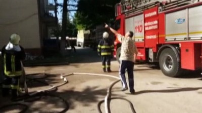 itfaiye araci -  Zift kağıtlarının tutuştuğu çatıda yangın çıktı Videosu